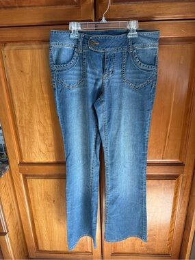 NWOT Apt 9 flare jeans size 6 very light weight & have stretch. 31 inch inseam